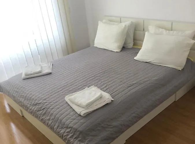 Spacious, 2 Bed Apt, Orchid *