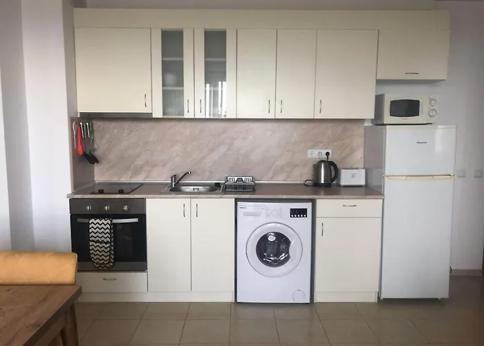 Spacious, 2 Bed Apt, Orchid